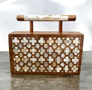 Bolso de mano moderno de madera hecho a mano con incrustaciones de nácar, estampado tipográfico, personalizado, promocional, para la noche - Product Image 5