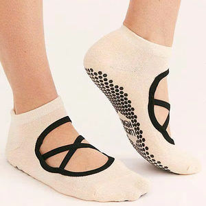 Chaussettes de sport antidérapantes en coton extensible respirant et confortable pour yoga, pilates et fitness, idéales pour l'entraînement en intérieur - Product Image 1