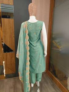 Fournisseur en gros de robes décontractées et festives, achat en gros de vêtements pour femmes, mode élégante indienne et pakistanaise, haut, bas et dupatta 85069 - Product Image 6