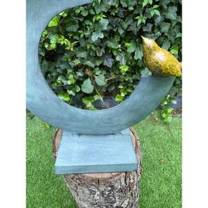 Sculpture de pilier circulaire abstrait avec oiseaux sur le dessus, base en métal, pour la décoration de jardins et d'événements. - Product Image 3