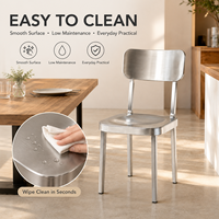Chaise de salle à manger en acier inoxydable brossé avec assise profilée pour café et restaurant modernes