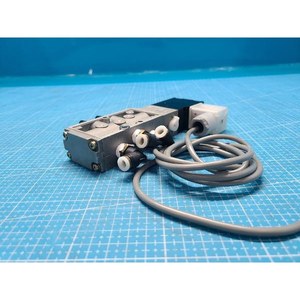 Vanne solénoïde Hitachi M-501AW 5 ports, utilisée comme pièce détachée pour équipement semi-conducteur d'époque - Product Image 3