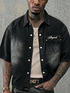 Chemise en jean pour homme noire délavée dégradée effet ombré, manches courtes, coupe ample, brodée, style streetwear, épaules tombantes - Product Image 1