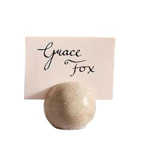 ป้ายชื่อแขกงานแต่งงานทรงกลมหินธรรมชาติแบบมินิมอล ที่วางป้ายชื่อโต๊ะหินอ่อน ของตกแต่ง ที่วางบัตรแขกงานแต่งงาน ที่วางบันทึกข้อความบนโต๊ะ - Product Image 1