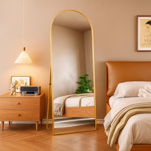 Elegante Espejo de Pie Curvo con Marco Delgado Dorado, Espejo Moderno y Sencillo, Adecuado para Dormitorio, Sala de Estar y Estudio - Product Image 1