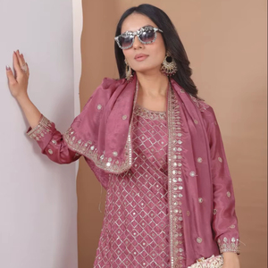 Ensemble Sharara tendance mauve avec cape et dupatta, orné de broderies Gota Patti et de miroirs, en soie, style ethnique de luxe, idéal pour demoiselle d'honneur, collection hiver Bollywood - Product Image 1