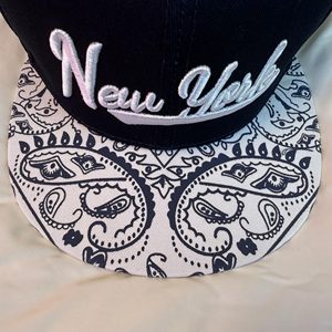 หมวกแก๊ป New York Script Snapback สีกรมท่า ขาว ลาย Paisley ขอบหมวก 6 แผง ปรับขนาดได้ ยูนิเซ็กส์ สไตล์สตรีท ผ้าคอตตอนทวิล - Product Image 4