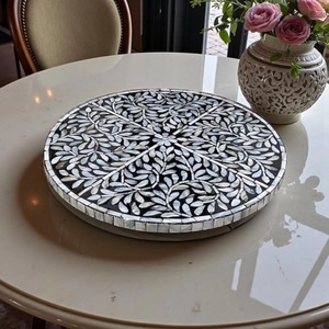 Plateau tournant Lazy Susan en nacre noire et blanche, idéal pour la table à manger et la décoration de centre de table - Product Image 1