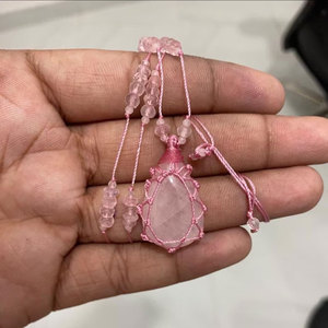 Pendentif en macramé rose classique fait main en quartz rose avec sertissage clos, taille princesse, vente en gros - Product Image 1
