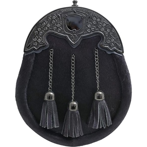 Sporran Tradicional Escocés de Piel Negra con Solapa con Grabado Celta Ornamentado, Detalles de Cadena y Tres Borlas de Cuero - Product Image 1