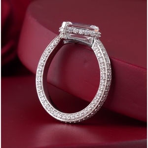 Anillo de Compromiso Solitario con Diamante Cultivado en Laboratorio, Corte Esmeralda de 1.97 CT, Oro Amarillo de 14K, Claridad VS1, para Bodas - Product Image 3