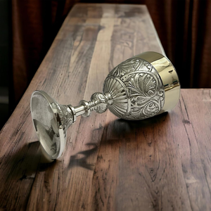 Copa de Latón Ornamentada con Grabado en Relieve y Acabado Plateado, Cáliz Decorativo Vintage Hecho a Mano, Copa de Vino de Metal, Decoración Tradicional para Mesa - Product Image 5