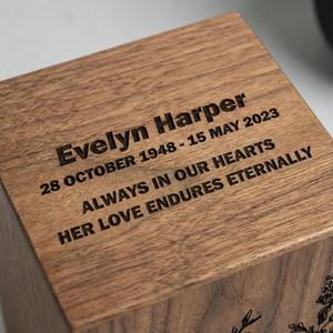 Urna Funeraria de Madera Hecha a Mano, Urna Conmemorativa con Corazón Dorado - Product Image 6