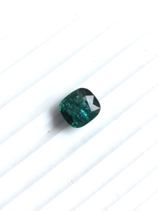 Piedra de turmalina verde natural de 7.28 quilates con corte cojín para la elaboración de joyería fina. - Product Image 4