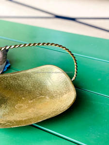 Corbeille à fruits décorative en métal plaqué or avec poignée en laiton Technique de moulage Forme de rectangle Conception d'imitation antique - Product Image 3