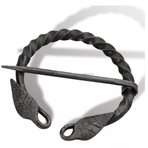 Vente en gros de épingle de cape Viking en fer forgé à la main fermoir épingle de sûreté épingle d'épaule broche femmes médiéval Vintage - Product Image 1