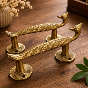 Poignée de porte SHUBHAM en laiton motif paon, robuste, pour intérieur, finition or satiné, design moderne, écologique, étanche, pour placard - Product Image 1