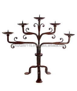 Grand candélabre antique en fer forgé avec un beau design de bras de défilement parfait pour créer des décors de table vintage intemporels - Product Image 5