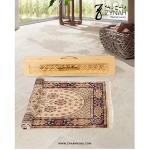 Alfombra de oración cuadrada de seda suave Faithful Horizon, de lujo, islámica, para Namaz, ideal para regalo de Ramadán, Eid y para el hogar, disponible para la venta. - Product Image 4