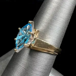 Anillo de compromiso minimalista de oro amarillo con diamante azul talla marquesa para mujer, anillo de promesa moderno y llamativo para ella. - Product Image 4