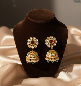Boucles d'oreilles Jhumka traditionnelles plaquées or avec perles et perles vertes pour mariages et soirées, vente en gros - Product Image 2