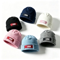 Bonnet tricoté élastique très populaire, haute qualité, pour femmes et hommes, hiver, décontracté, chaud, avec revers et logo brodé