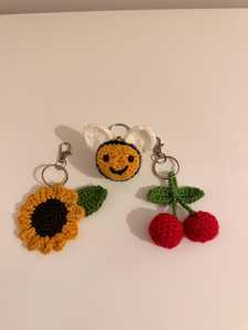 Porte-clés au crochet - Porte-clés tournesol, abeille et cerise - Breloque de sac au crochet faite à la main - Product Image 1
