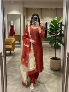 Conjunto de Traje Festivo Tradicional de 3 Piezas de Seda Romana Regal: Kurti, Pantalones y Dupatta a Juego, Étnico Premium, Excepcionalmente Elegante - Product Image 5