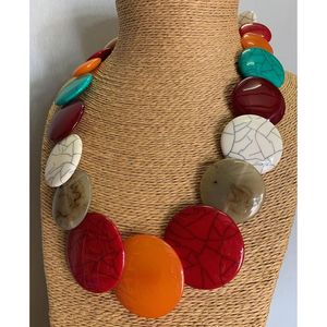 Collier en bois et résine, accessoire de mode parfait avec cristaux pour toutes les occasions - Product Image 5