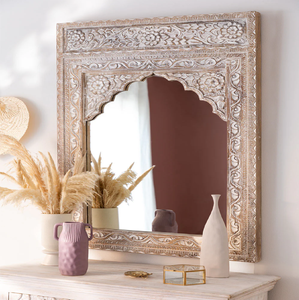 Un espejo arqueado ornamentado con incrustaciones de hueso de camello ofrece un acabado vintage de primera calidad en tono dorado, disponible a precios de mayorista. - Product Image 4