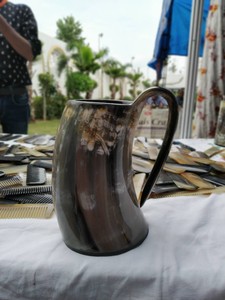 Mug artisanal en corne de buffle éco-responsable et durable, poli pour la décoration intérieure, type chopes médiévales - Product Image 3