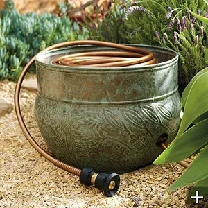 Pots à tuyaux décoratifs en métal élégants avec surface sculptée à la main pour un rangement et une organisation sécurisés des tuyaux de jardin en extérieur - Product Image 4