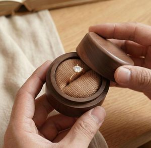 Juego de Cajas de Anillos de Madera Hechas a Mano, Estuches Redondos de Almacenamiento de Joyas de Nogal con Inserto de Yute, Soporte Rústico para Anillos de Boda - Product Image 2