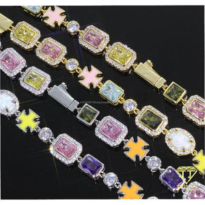 Bracelet multicolore doré avec pierres géométriques serties et accents étoilés pour les acheteurs de bijoux de mode en gros - Product Image 2