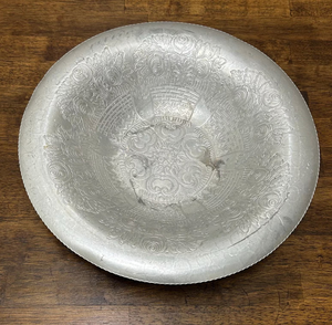 Plateau de service rond en aluminium gaufré style vintage, motif panier de fleurs, plat décoratif en métal pour la décoration intérieure (vente en gros) - Product Image 6