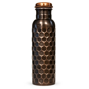 Bouteilles en cuivre antique foncé avec logo personnalisé, design floral filigrané artisanal, flacon en métal à bouchon plat, bouteille de sport pour le yoga, vente en gros - Product Image 3