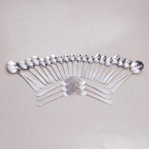 Juego de Cubiertos de Acero Inoxidable Hecho a Mano de 29 Piezas, Acabado de Grado Alimenticio, Diseño Elegante con Estampado Floral, Apto para Horno de Microondas - Product Image 2