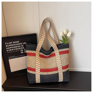 Bolso versátil de hilo natural, perfecto para aventuras de verano, con una llamativa decoración de malla hueca. - Product Image 5