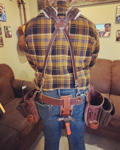 Ceinture à outils en cuir marron avec deux poches et porte-marteau pour vêtements de travail de charpentier - Product Image 1