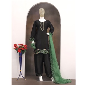 Élégante tenue pakistanaise prête-à-porter en satin de verre avec broderies et travail de sequins, idéale pour les fêtes, export Inde, prix de gros - Product Image 1