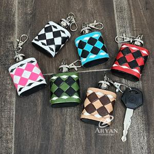 Mini flacons à liqueur en cuir véritable noir et blanc à motif quadrillé, avec nouveau bouchon métallique et clip porte-clés – Article promotionnel haut de gamme - Product Image 1