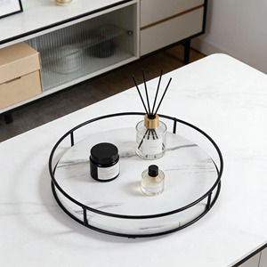Elegante Plato Giratorio de Mármol Blanco con Borde Metálico, Ideal para Centros de Mesa y Servir Aperitivos en Reuniones - Product Image 4