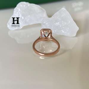 Bague de fiançailles moderne en or rose 14 carats avec diamant de laboratoire taille radiant 2 carats, sertie clos, certifiée, pour mariage - Product Image 5