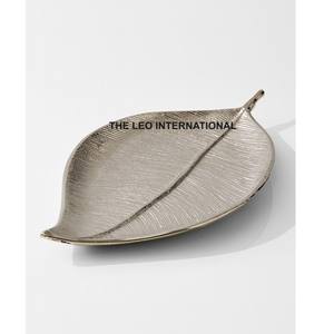 Vaisselle de dessert en aluminium en forme de feuille, finition argentée créative, décoration géométrique, caractéristique écologique - Product Image 1