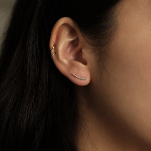 Pendientes de Oro Amarillo con Barra Curva y Diamantes Cultivados en Laboratorio - Product Image 4