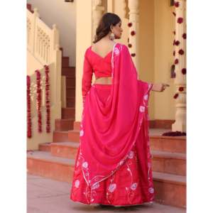Conjunto de Lehenga de Satén Rosa Pintado a Mano, Talla XS - Product Image 3