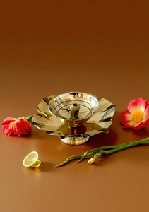 Lampe à huile traditionnelle en laiton en forme de lotus luxuriant pour la Pooja, le Mandir, le temple domestique, la décoration de Diwali, la décoration festive et les prières - Product Image 3