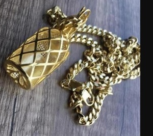 Colgante de Botella Hennessey de Lujo y Alta Calidad |   Joyería Hip Hop Unisex con Incrustaciones de Diamantes, Certificada por Terceros - Product Image 2