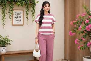 Conjunto Deportivo de Verano 2 en 1 OneTen Apparel para Mujer, Top de Manga Corta con Cuello Redondo y Estampado a Rayas y Pantalones Anchos - Product Image 4