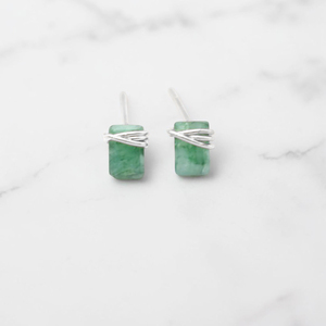 Pendientes de tuerca minimalistas elevados con esmeralda teñida, de latón con acabado plateado, venta al por mayor 2026, arte artesanal usable - Product Image 1